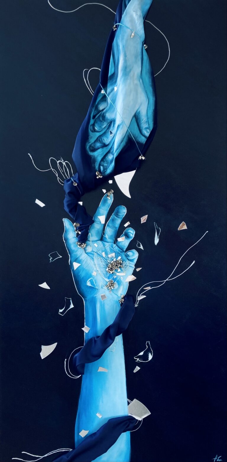 Quadro con due mani in sfumature di blu. Una mano dipinta su tela tiene dei pezzi di vetro in esplosione con dei specchi rotti. Applicazioni di piccole campanelle rappresentano il suono. l'altra mano dipinta su seta piegata, intrecciata si sta allontanando.